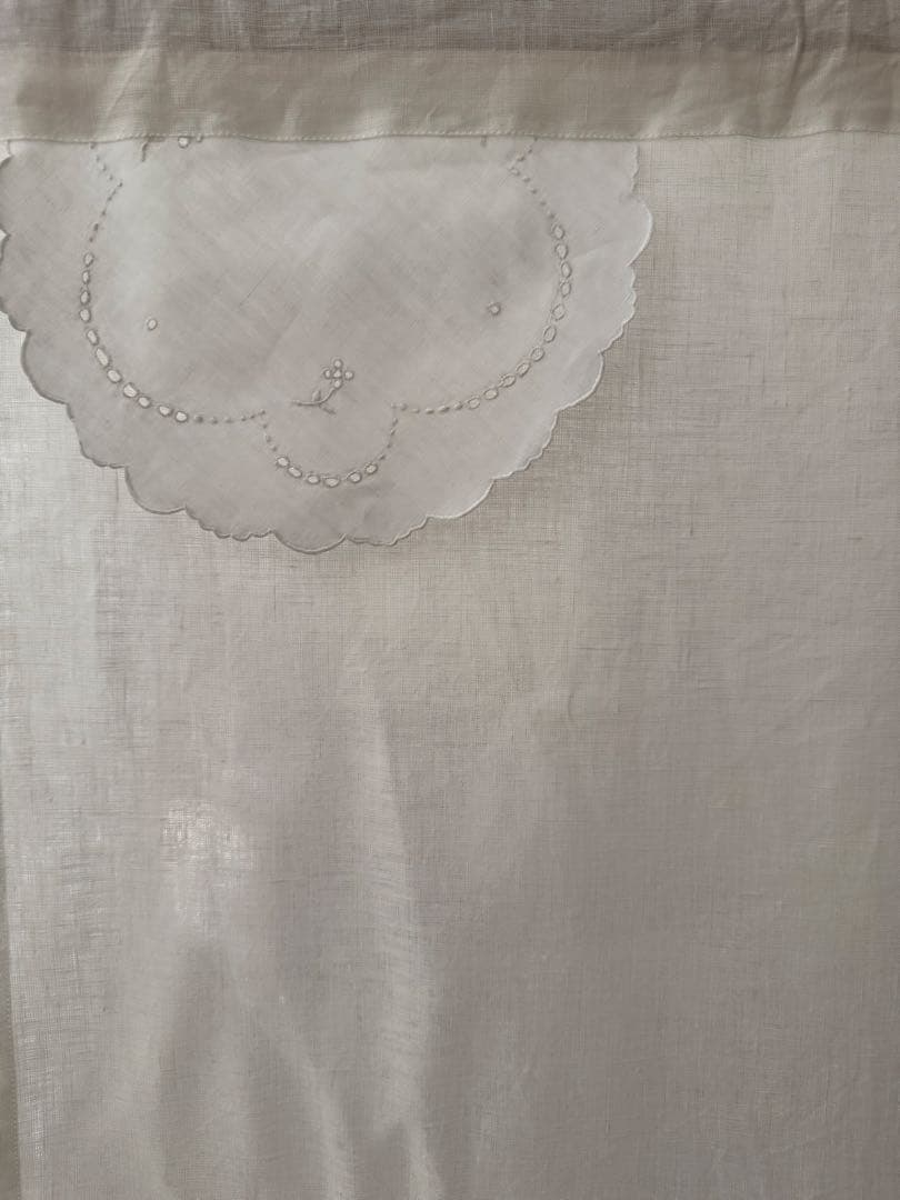 ナチュラルリネンと可愛い花柄刺繍のフリフリカーテン