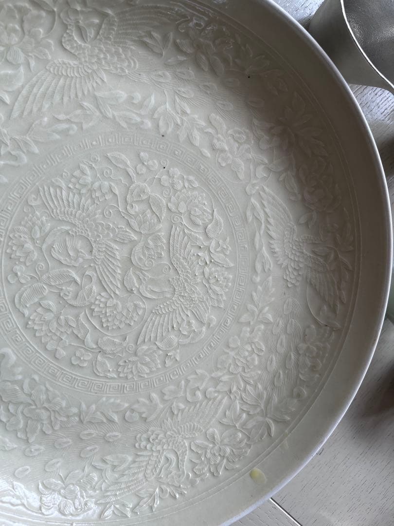 原田譲　大皿　婦人画報　31cm 白瓷印花纒枝菊紋