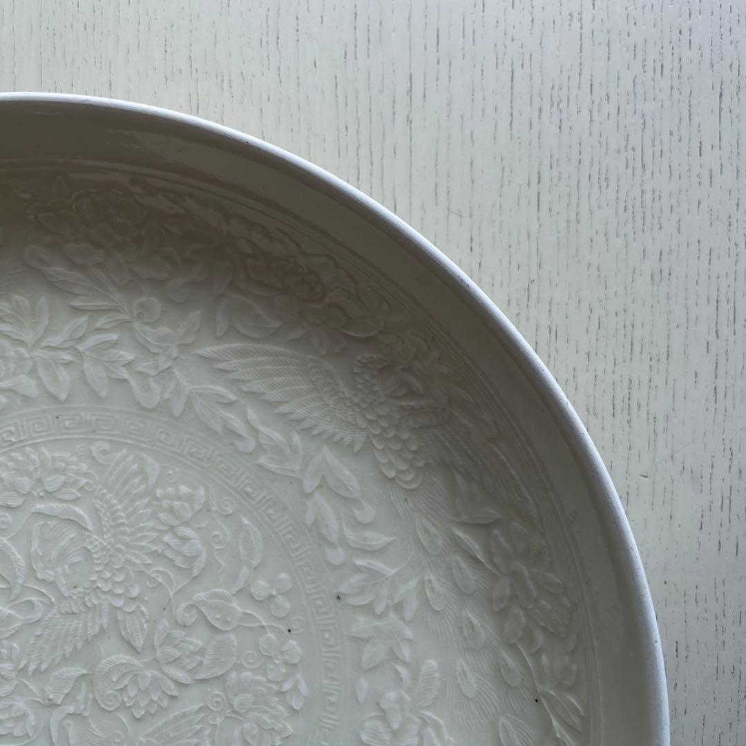 原田譲　大皿　婦人画報　31cm 白瓷印花纒枝菊紋