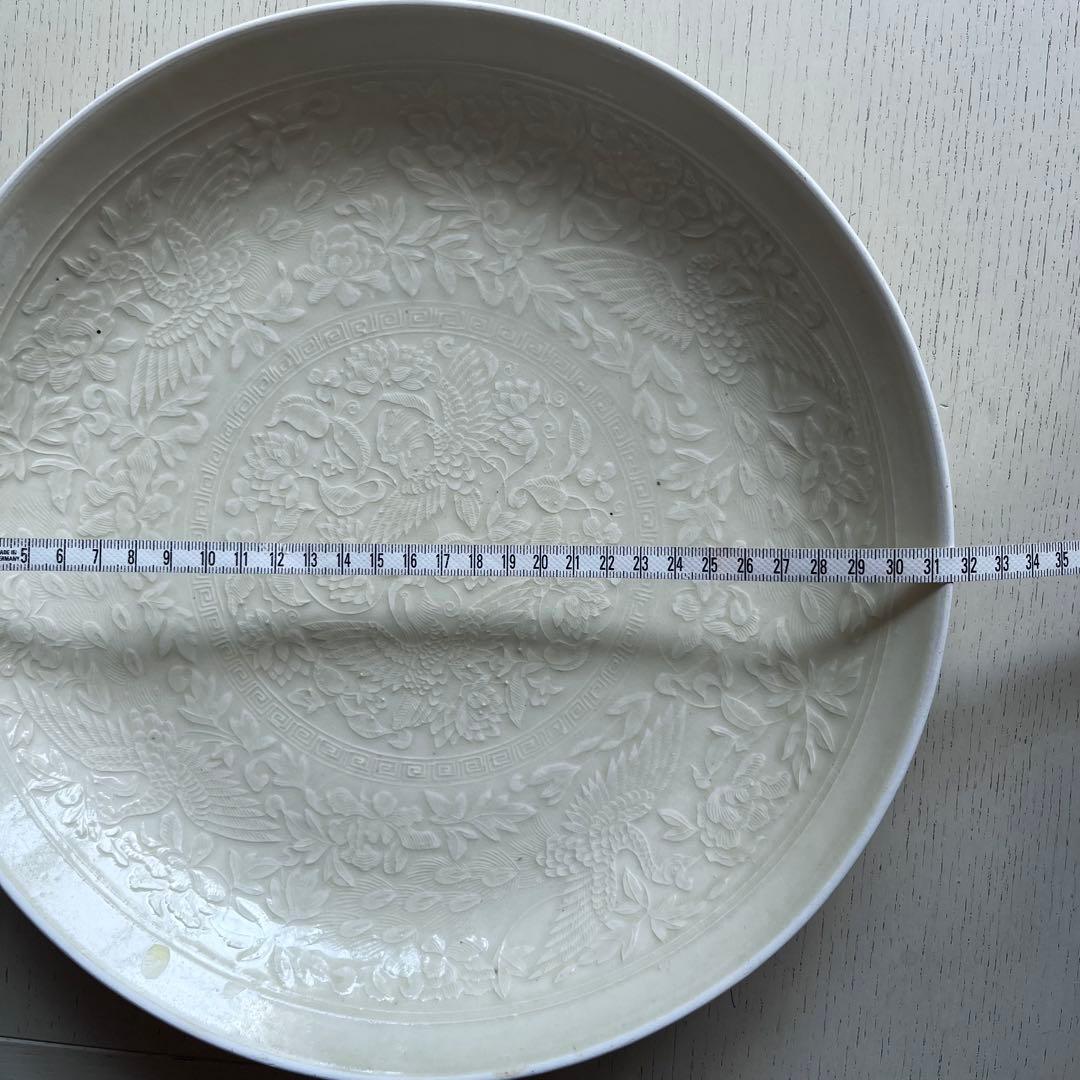 原田譲　大皿　婦人画報　31cm 白瓷印花纒枝菊紋