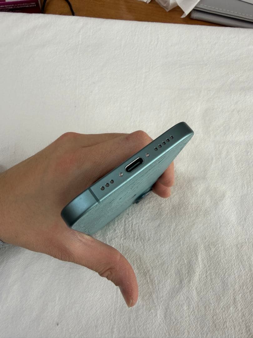 iPhone16 256GB ティール 背面割れあり