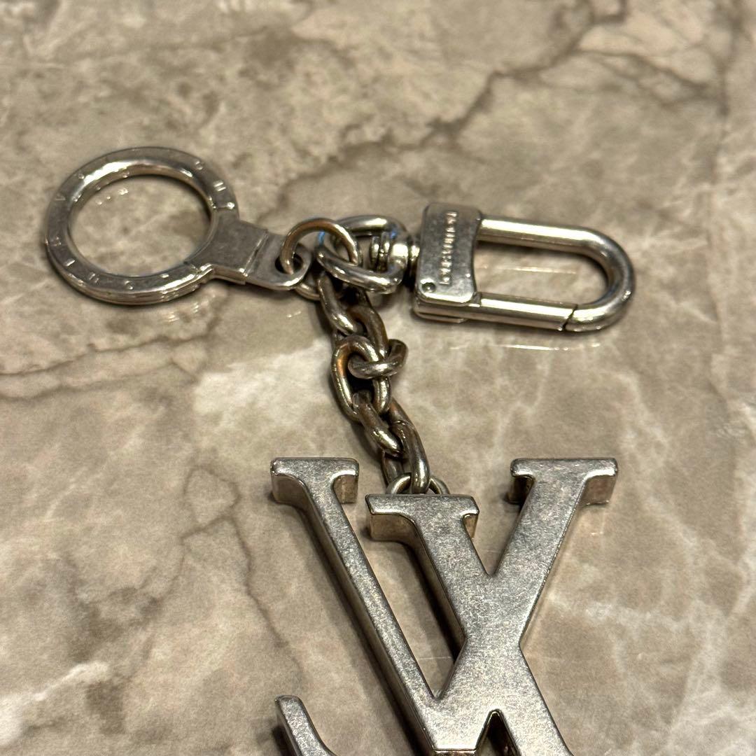 ルイヴィトン キーホルダー ポルトクレ イニシャル チャーム シルバー