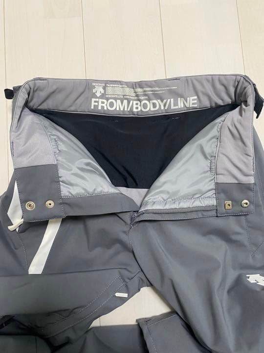 スキーウェア　デサント　破損箇所有り