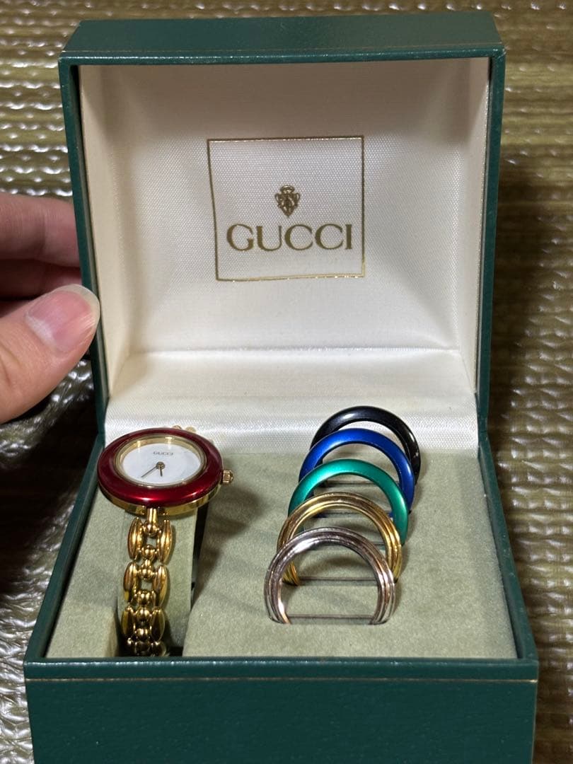 GUCCI 時計 赤い文字盤 ゴールドチェーン