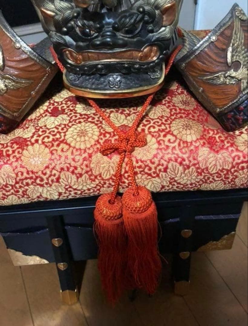 104】五月人形 理実 源氏獅噛兜兜飾 カブト 座布団　台付 美術工芸