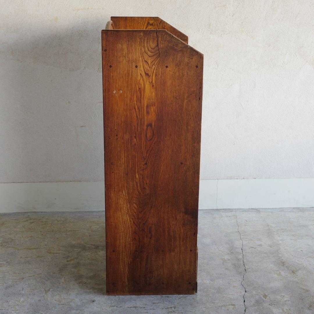 ガラス扉の本箱