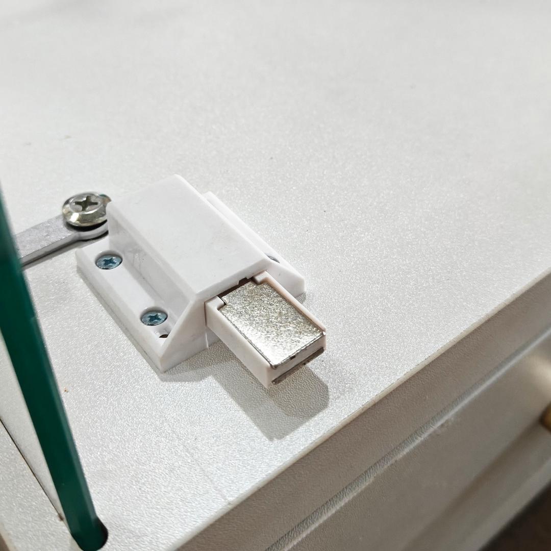 LED照明＆引き出し付き ガラスディスプレイキャビネット 鍵付き強化ガラス収納