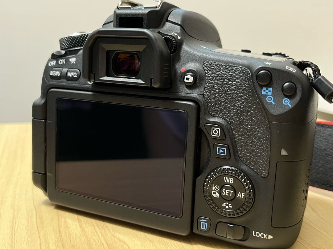 美品 Canon EOS 8000D ダブルズームキット