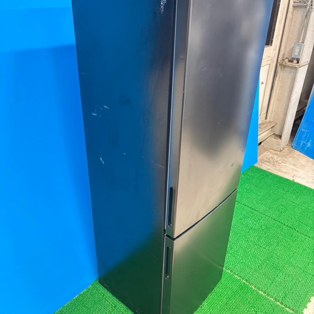 607 大きめサイズ　冷蔵庫　100L強　小型　一人暮らし　右開き　2ドア　黒色