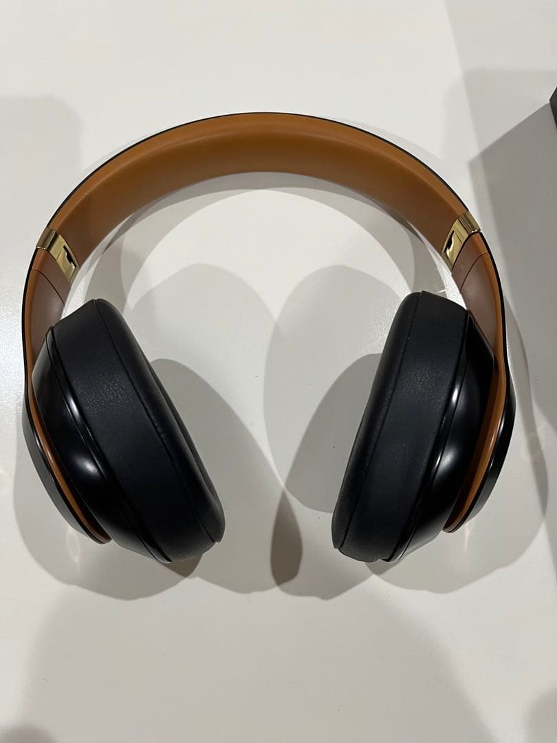 Beats Studio3 Wireless ブラック ヘッドフォン　ゴールド