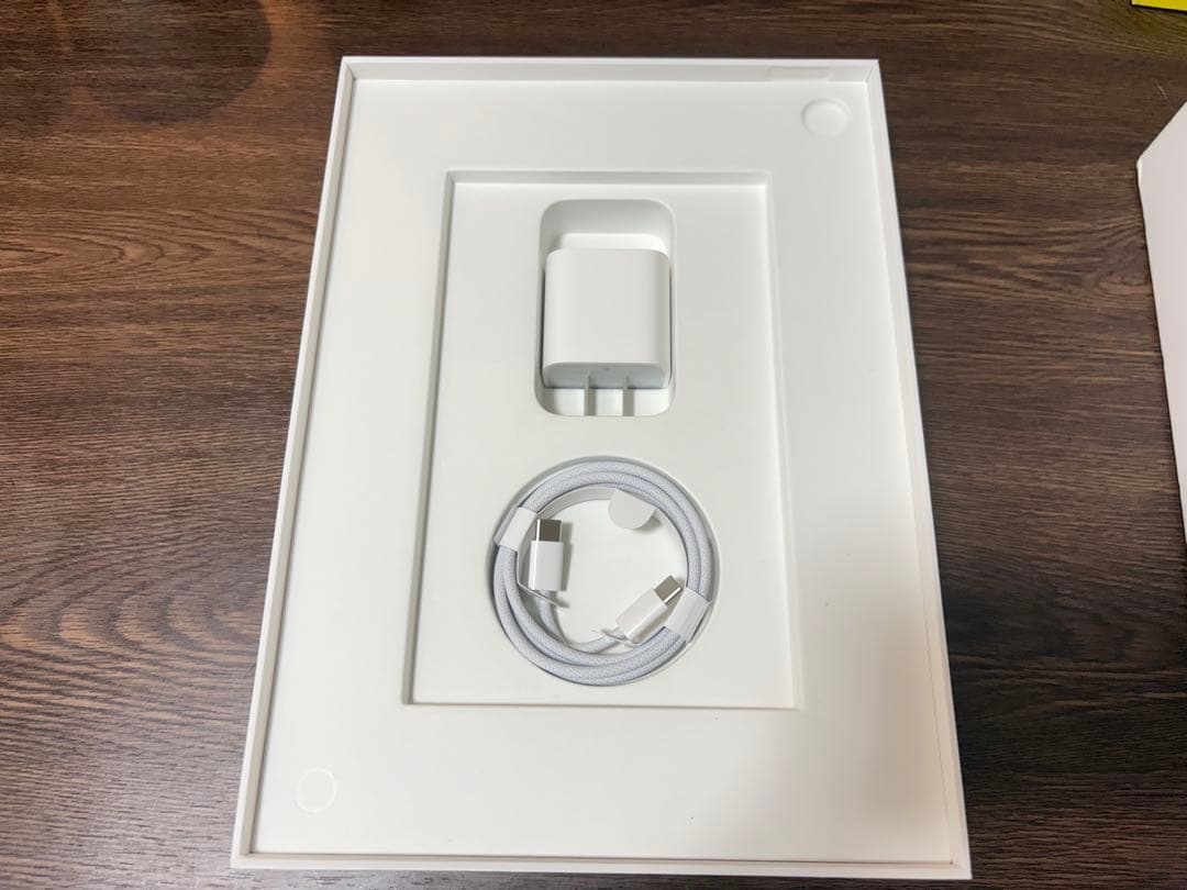 美品iPadA16シルバー128GBフィルムケース付き