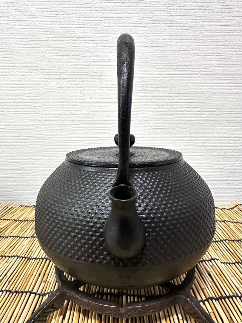 未使用品、供箱、付属品付 南部虎山工房前田知行造　宝珠型　南部鉄瓶　南部鉄器