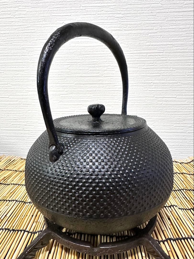 未使用品、供箱、付属品付 南部虎山工房前田知行造　宝珠型　南部鉄瓶　南部鉄器