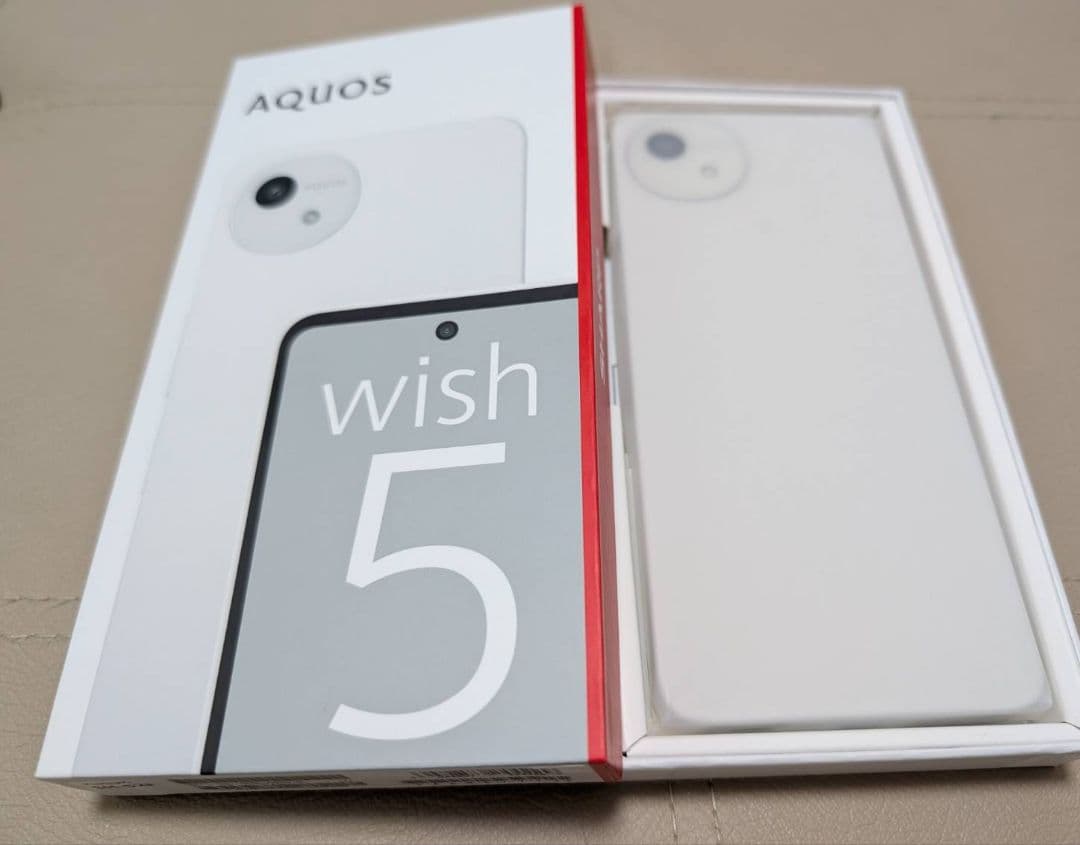 docomo ドコモ AQUOS wish5 SH-52F ホワイト(ユキ)