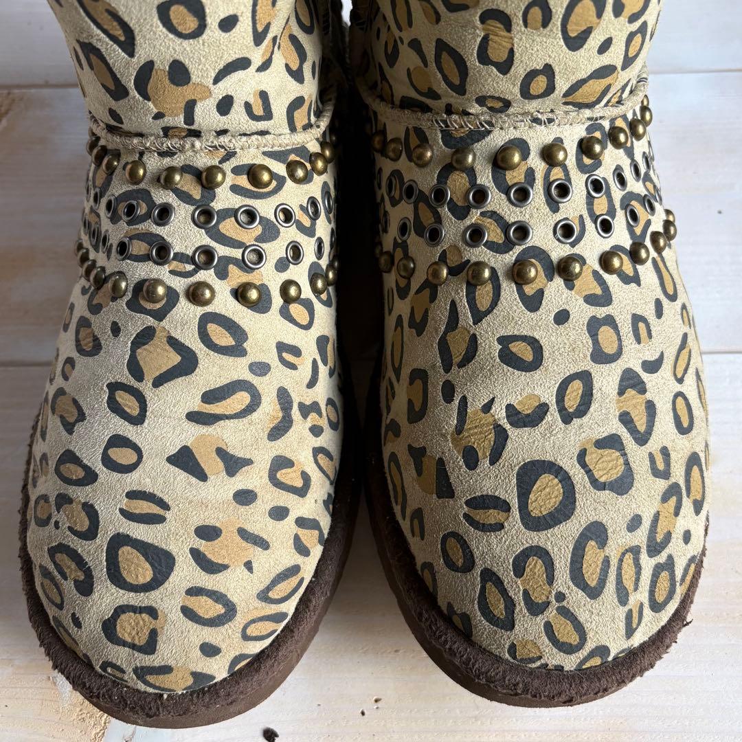 UGG×Jimmy CHOOヒョウ柄スタッズ　ムートンブーツ