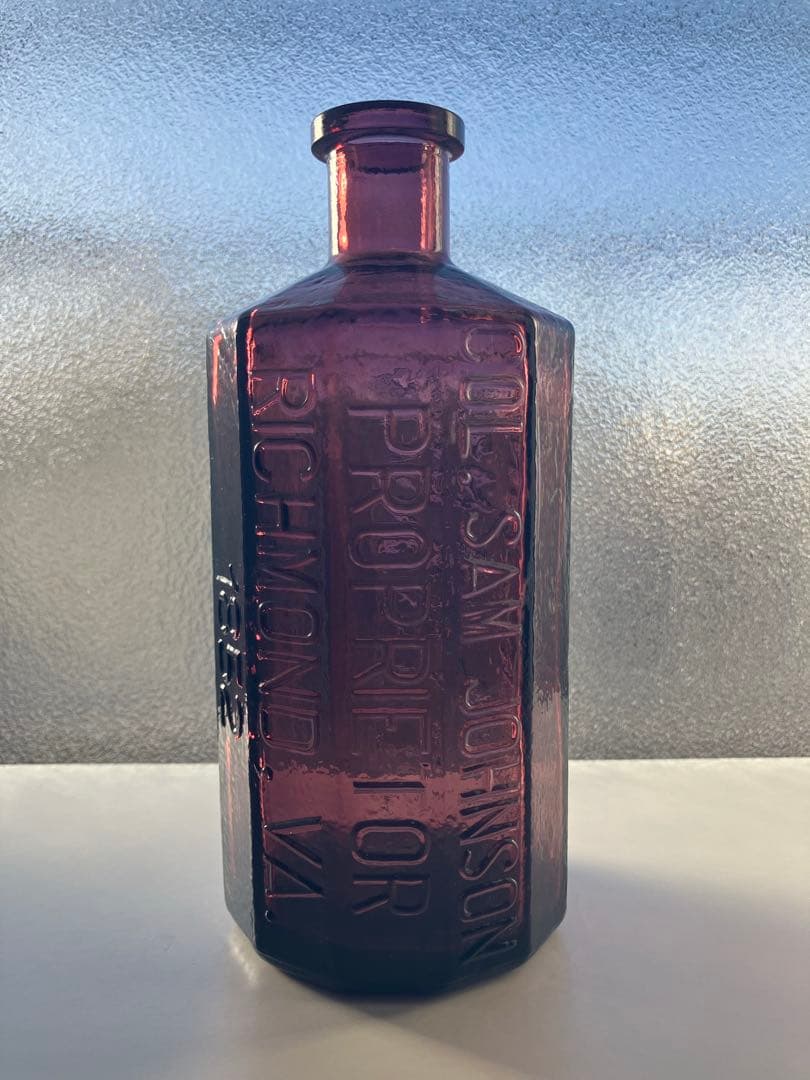 海外製　パープル色　ビンテージガラス瓶　エンボス入りガラス瓶