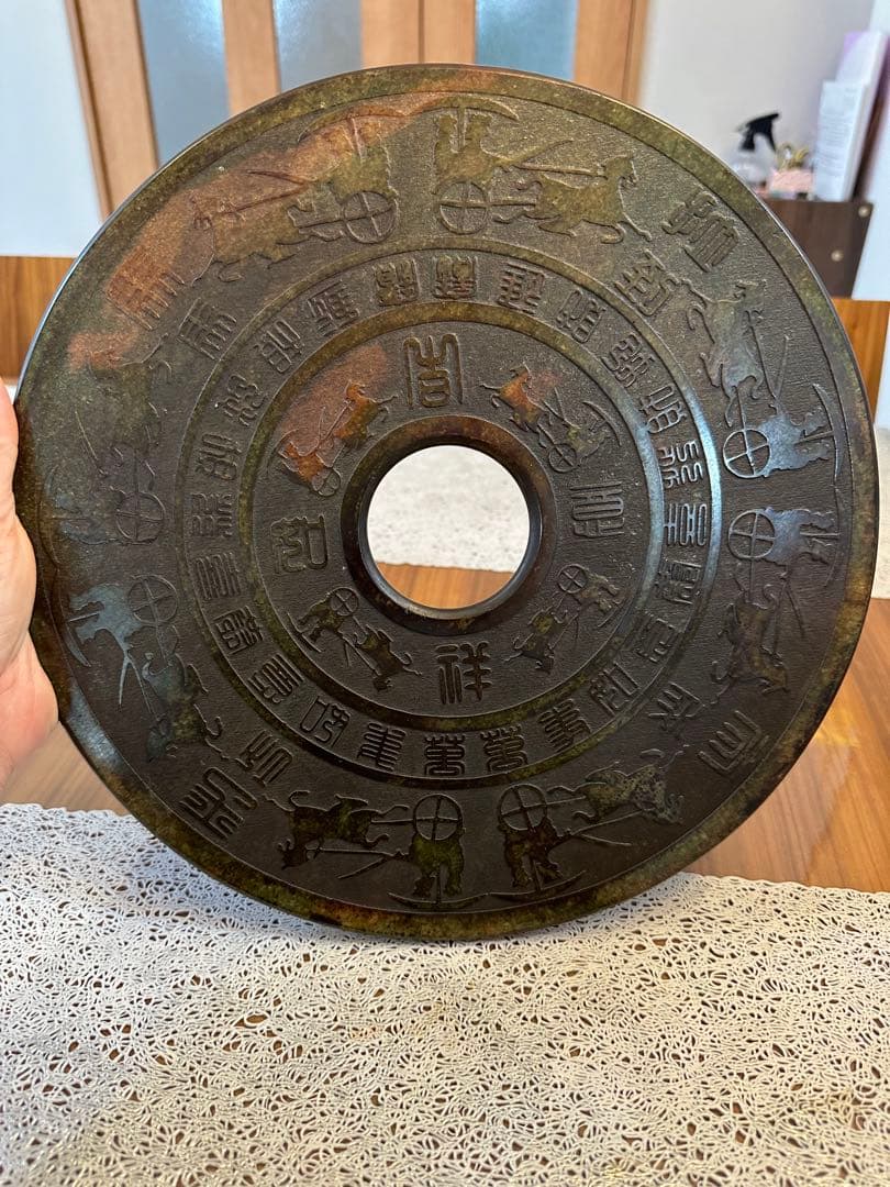 V-624 天然玉石　古玉　老玉　玉壁　大型　馬拉車の図案　置物　風水　お守り