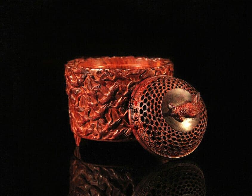 インドの小さい葉の紫檀の千鶴は歳で香炉に帰ります。