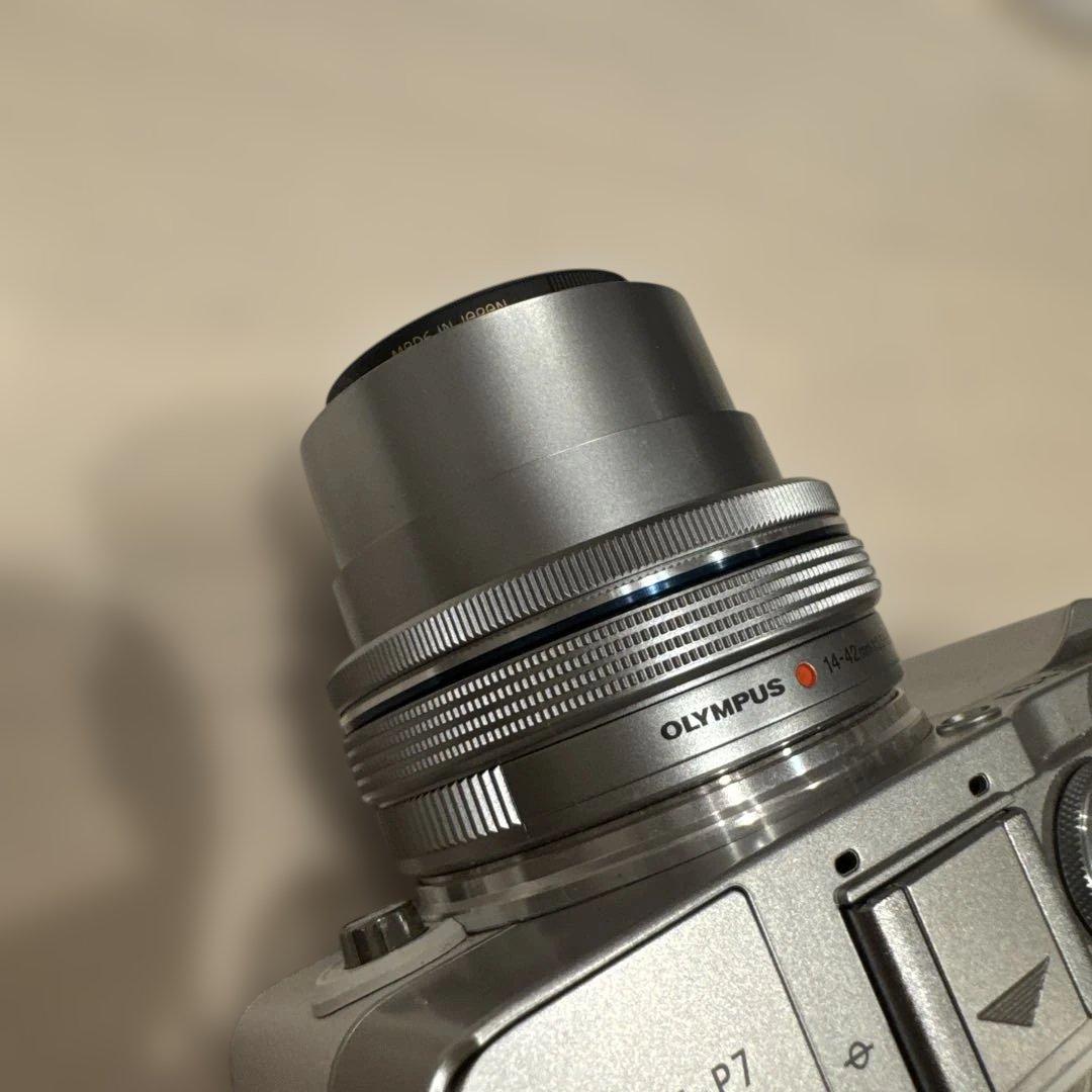 ナ*ラ様 OLYMPUS オリンパス　白　デジタルカメラ小形　軽量