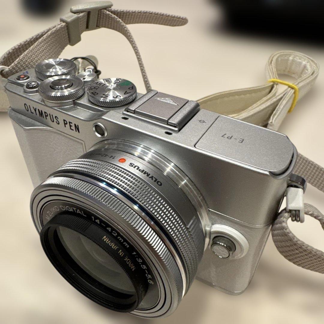 ナ*ラ様 OLYMPUS オリンパス　白　デジタルカメラ小形　軽量