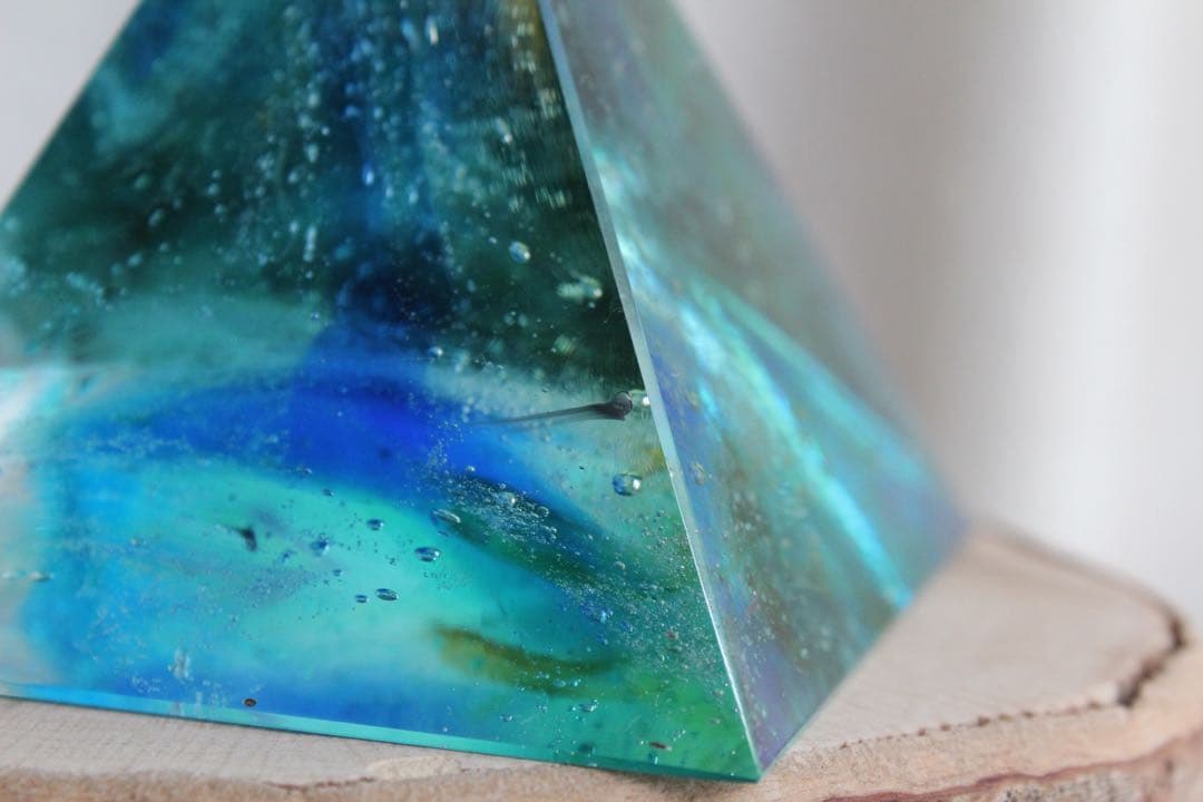 シエラネバダ産アンダラクリスタル　ピラミッド　マルチカラー　ブルー系