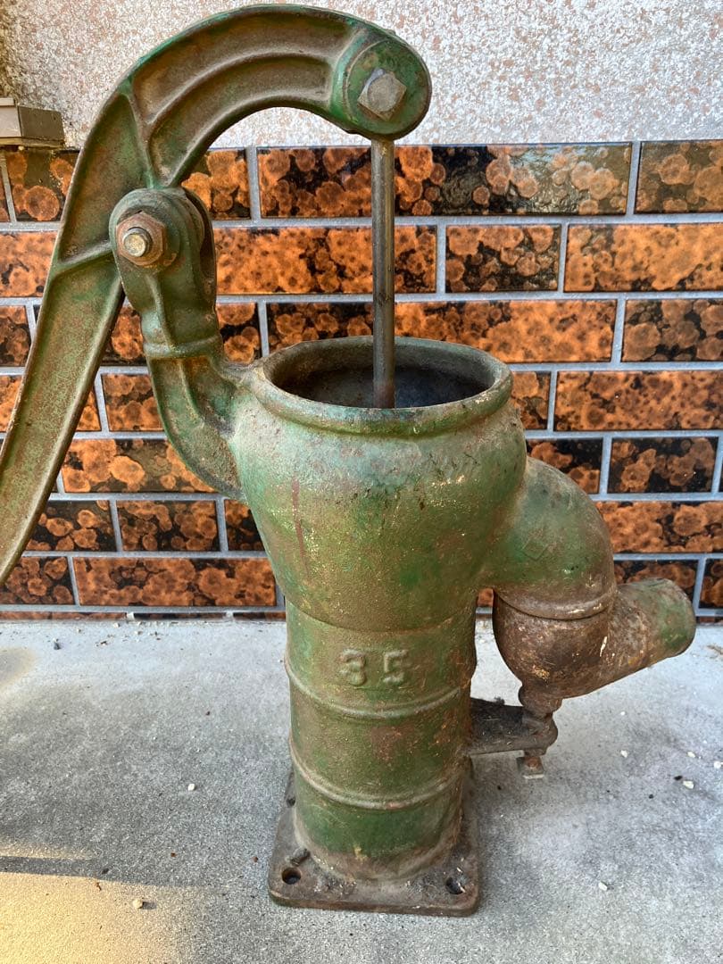 昭和レトロ　古い手押し井戸ポンプ　井戸ポンプ　ジャンクガーデン　ディスプレイ