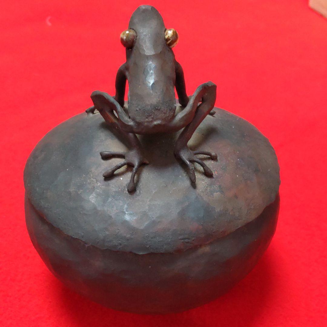 赤銅打出し、カエル蓋物。