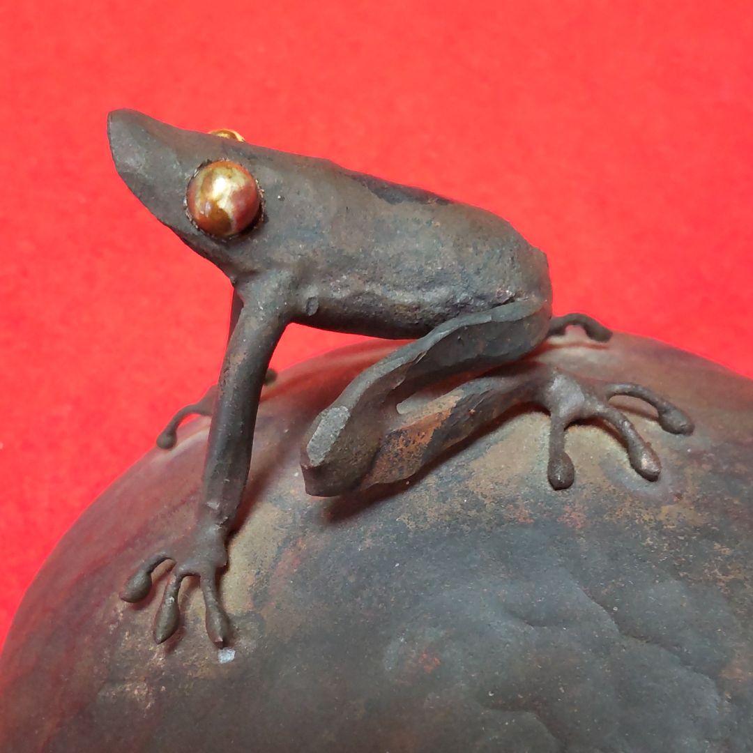 赤銅打出し、カエル蓋物。