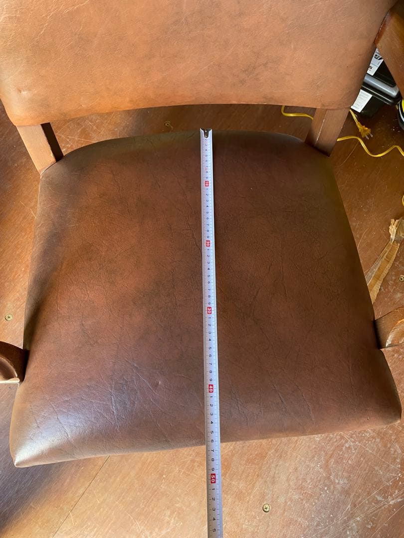 ブラウンフェイクレザー　単鋲アームチェア