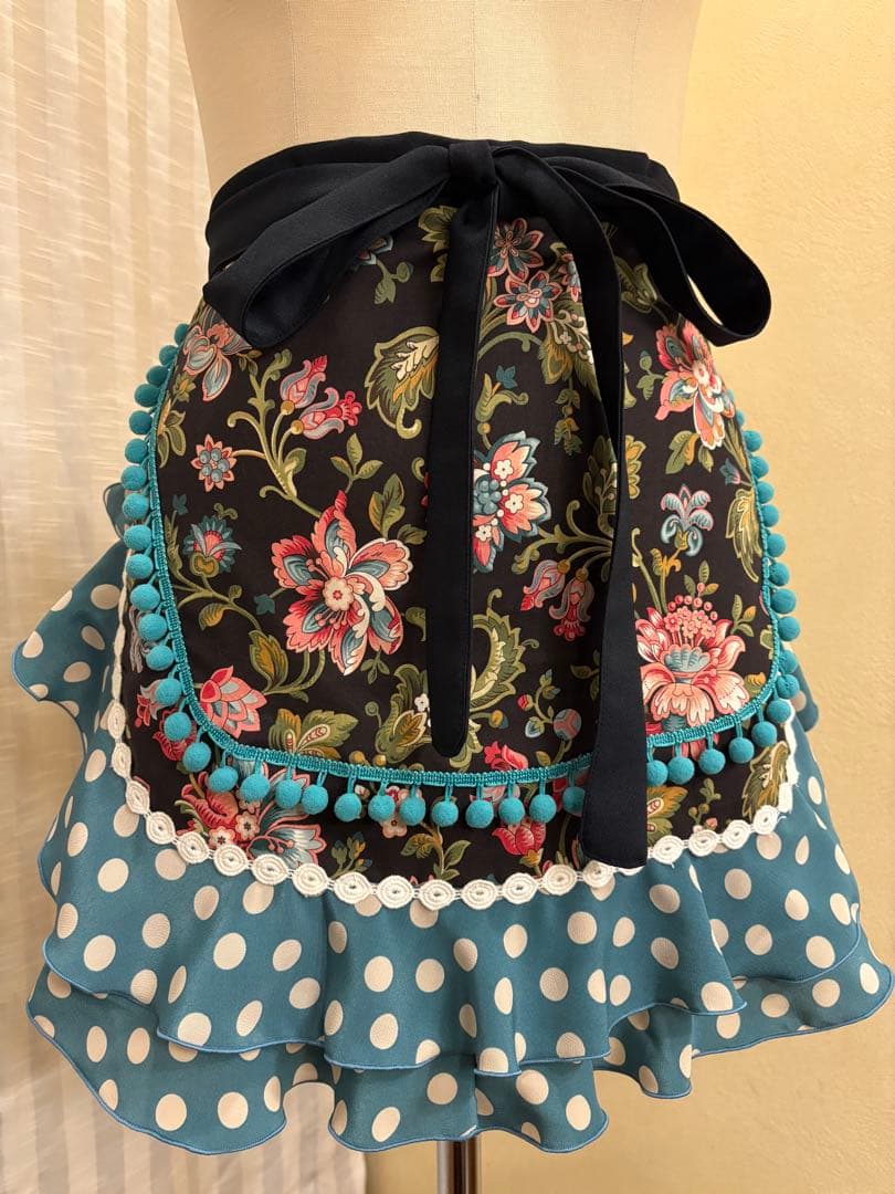 エプロン ショート　黒ボタニカル柄　ブルーグレー水玉フリル　ターコイズポンポン