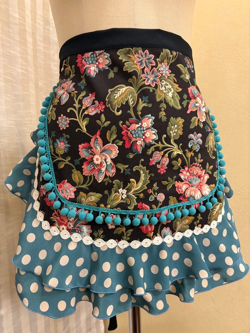 エプロン ショート　黒ボタニカル柄　ブルーグレー水玉フリル　ターコイズポンポン