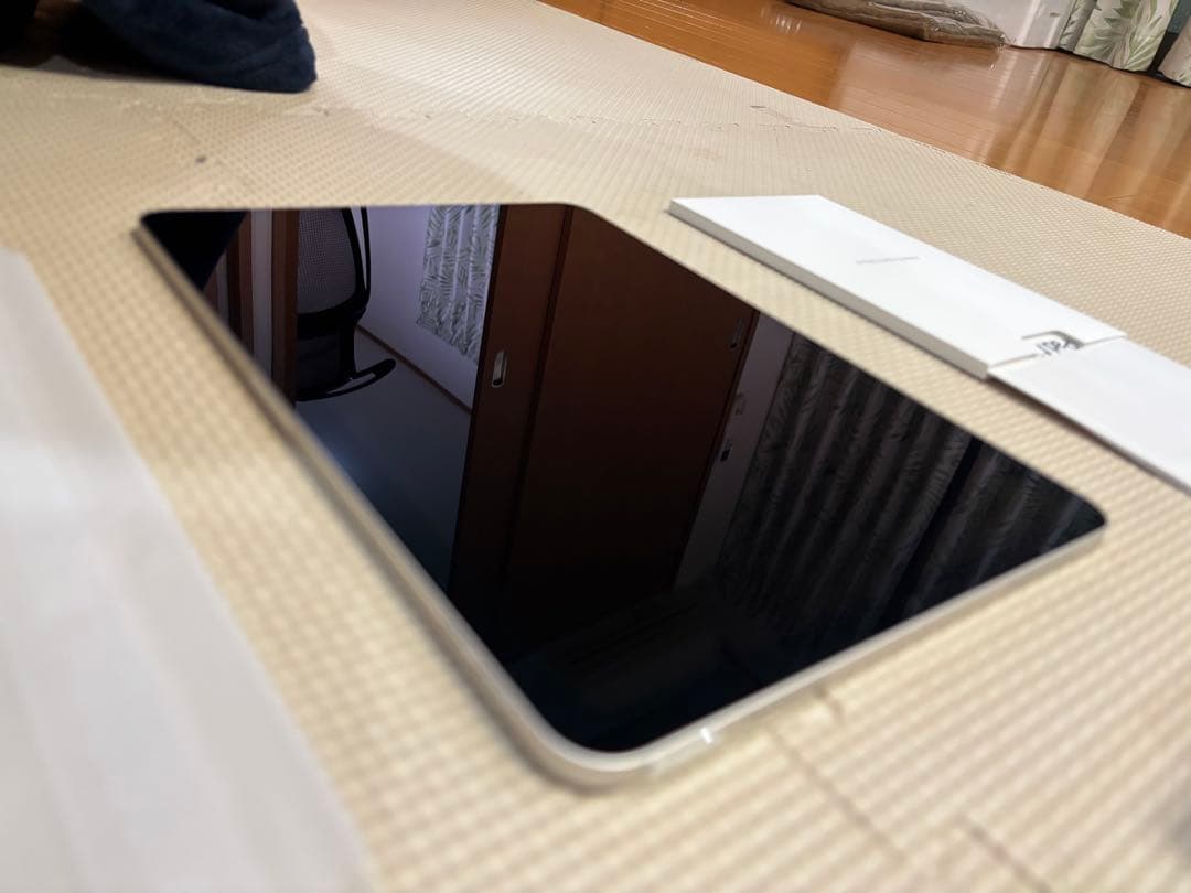 ジャンク扱いiPad Air (第5世代) スターライト64GB Wifiモデル