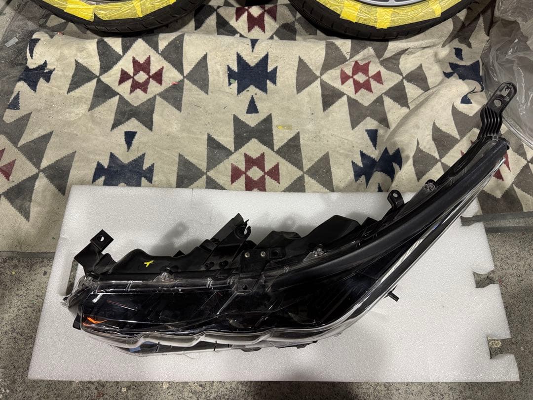 トヨタ　プリウス　PHV 左ヘッドライト 補修用