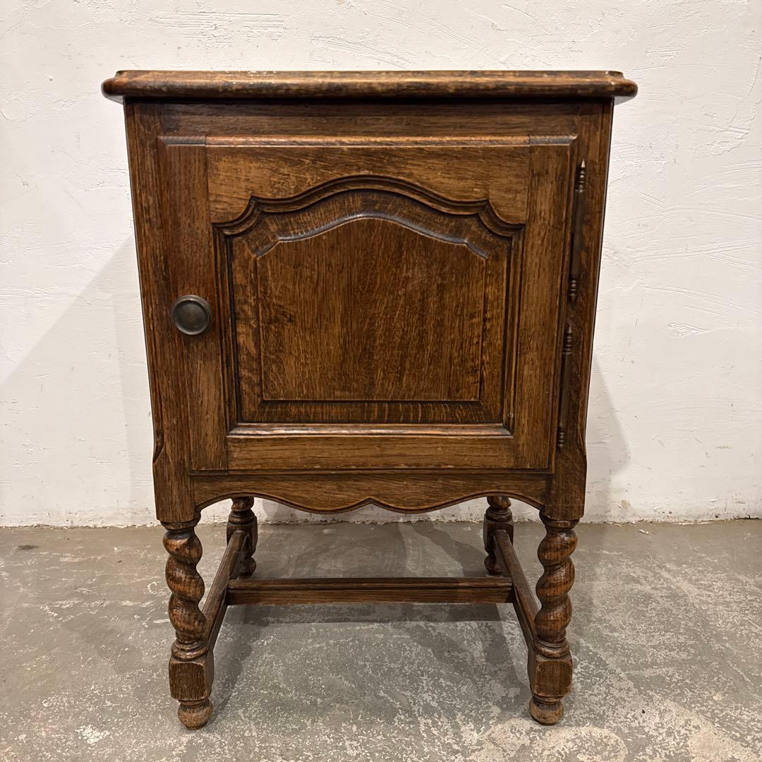 ヴィンテージ　木製サイドテーブル　扉収納付き