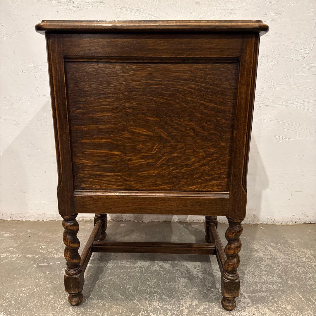 ヴィンテージ　木製サイドテーブル　扉収納付き