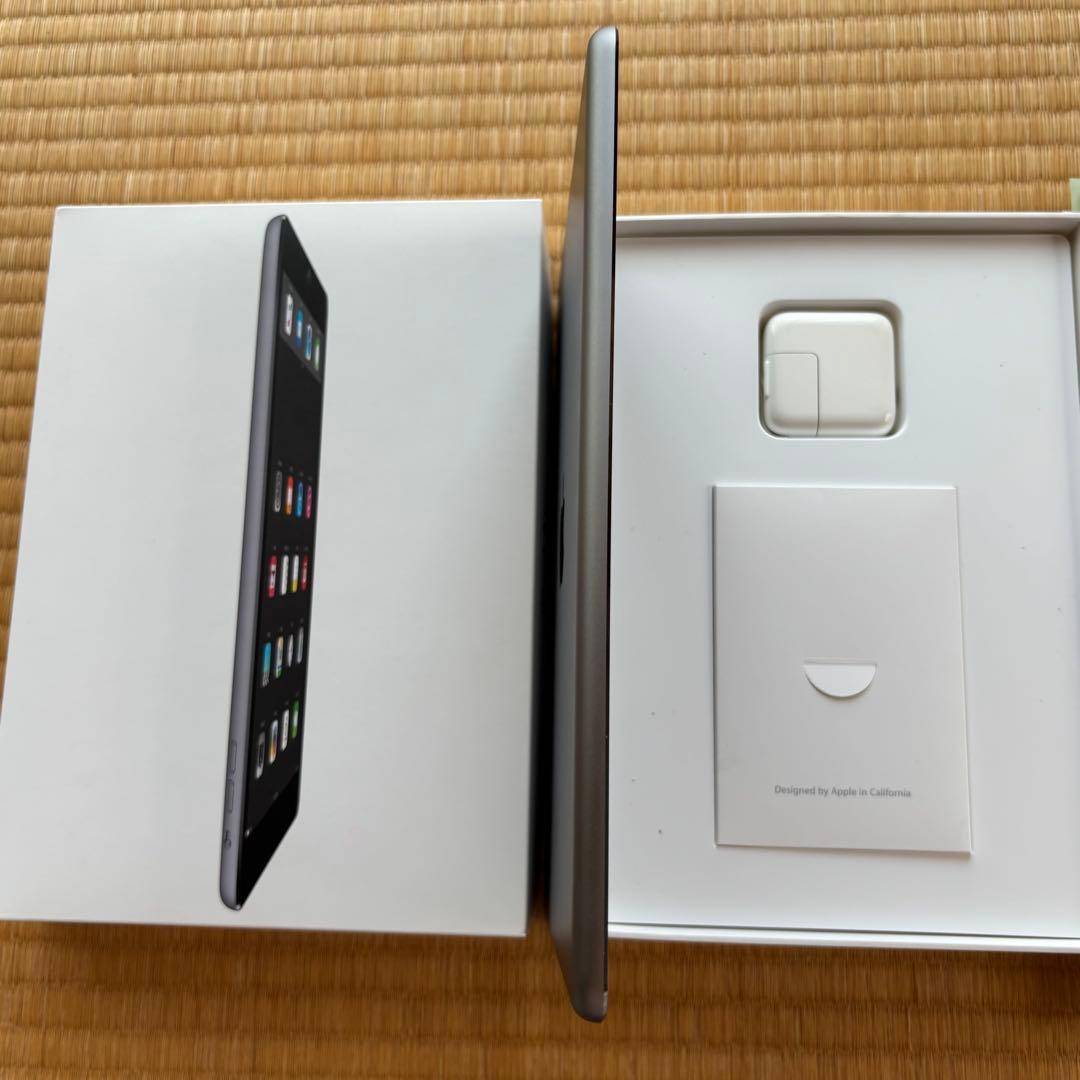 iPad Air 16GB Wi-Fiモデル シルバー 箱 、 アダプター 付