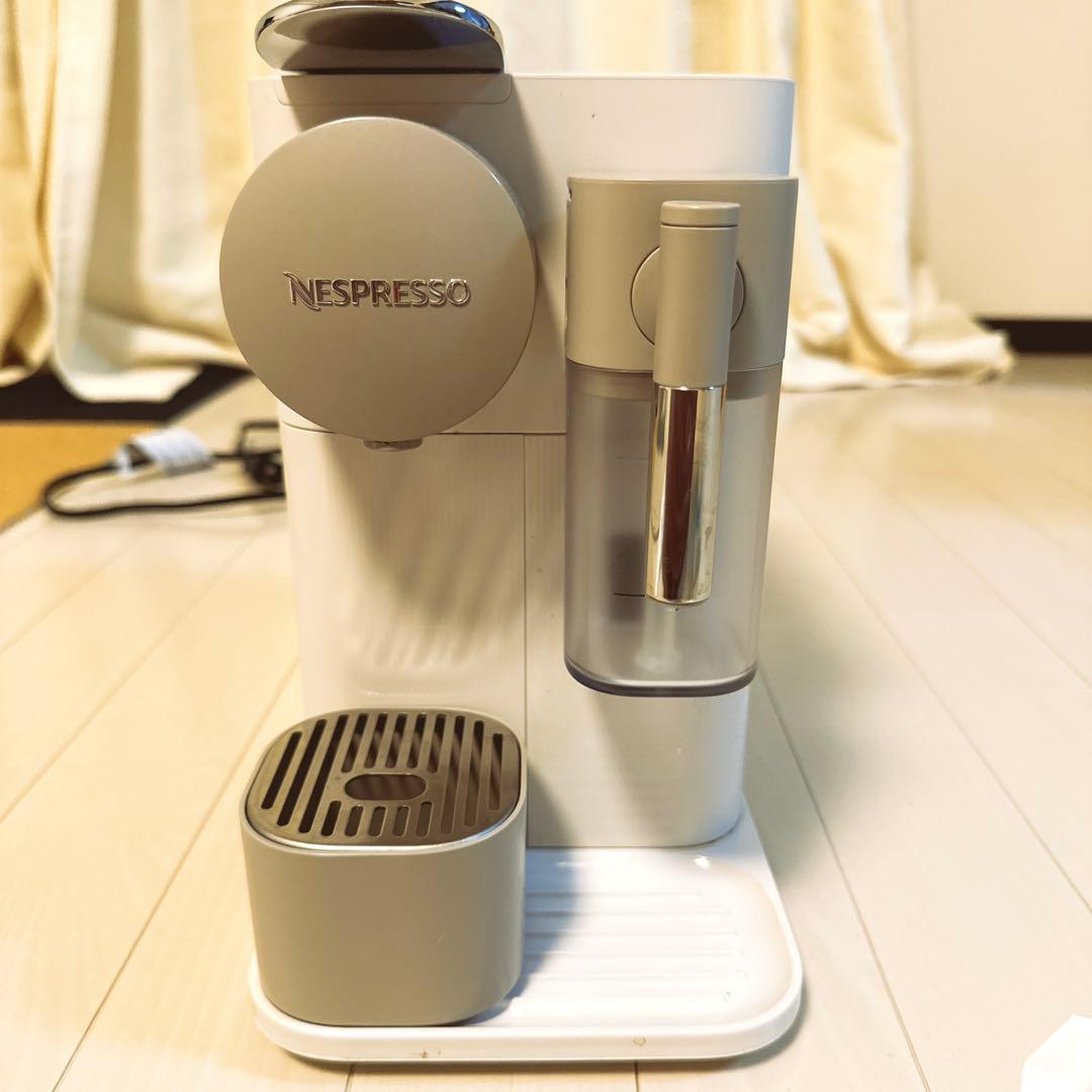 コーヒーメーカー・エスプレッソマシン NESPRESSO LATTISSIMA ONE