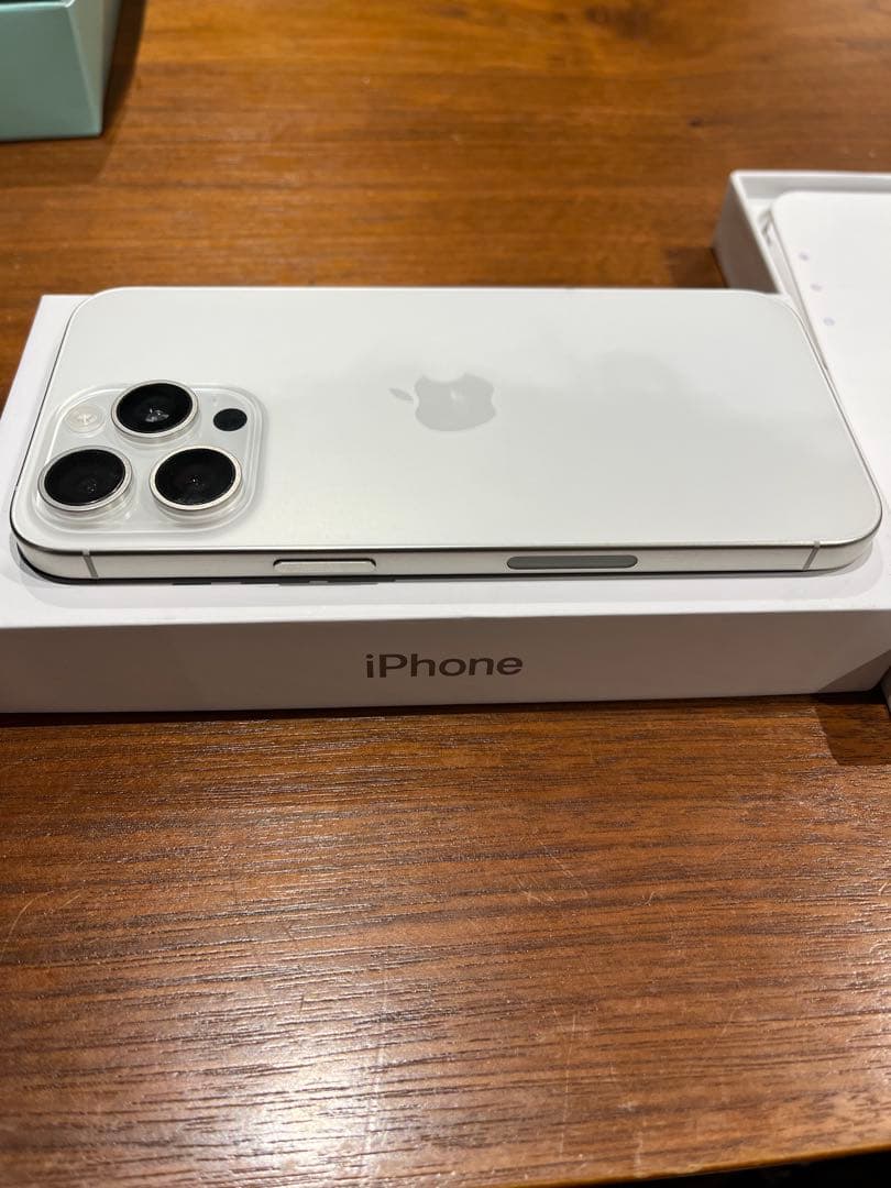 【美品　未使用】iPhone 15promax 256GB ホワイトチタニウム