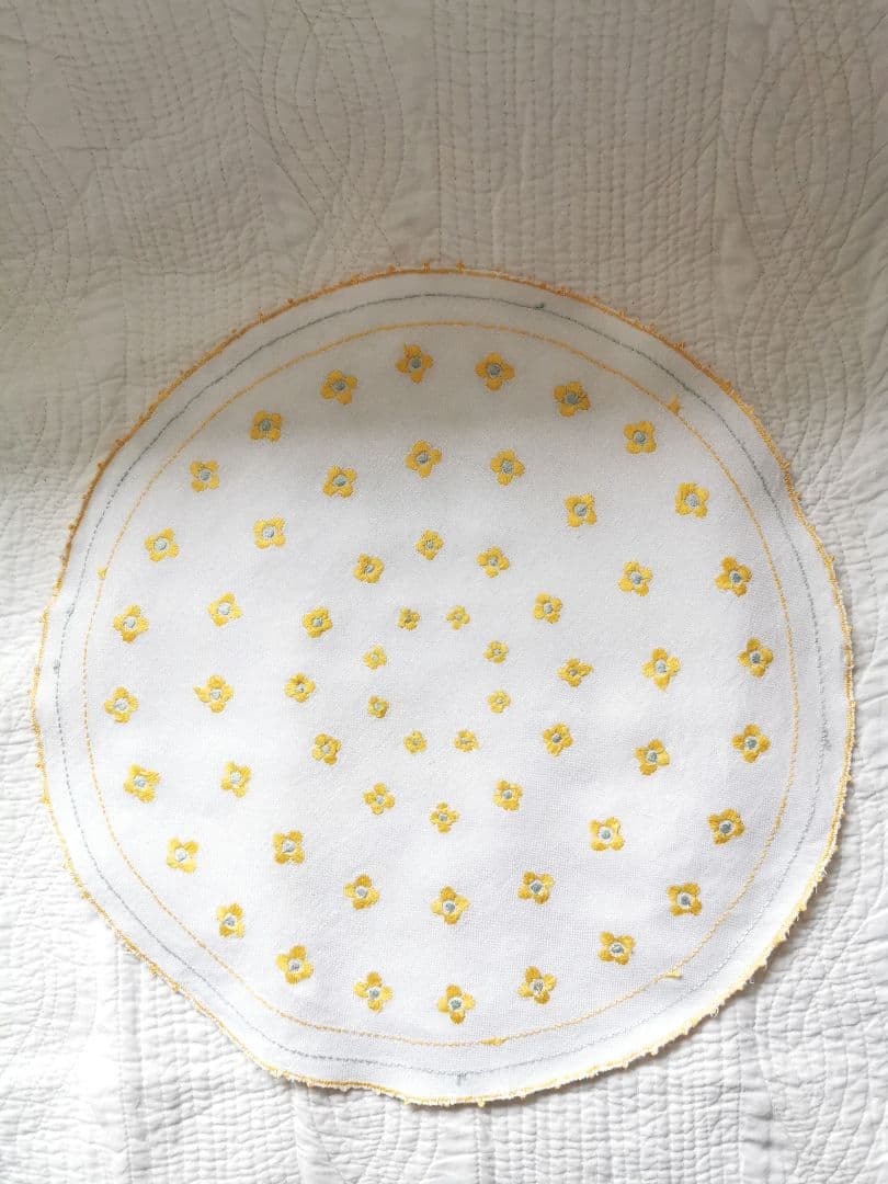 アンティークフランス ４層のぷっくり花刺繍イエロー&ペールブルー リネンドイリー