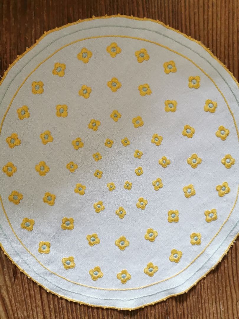 アンティークフランス ４層のぷっくり花刺繍イエロー&ペールブルー リネンドイリー