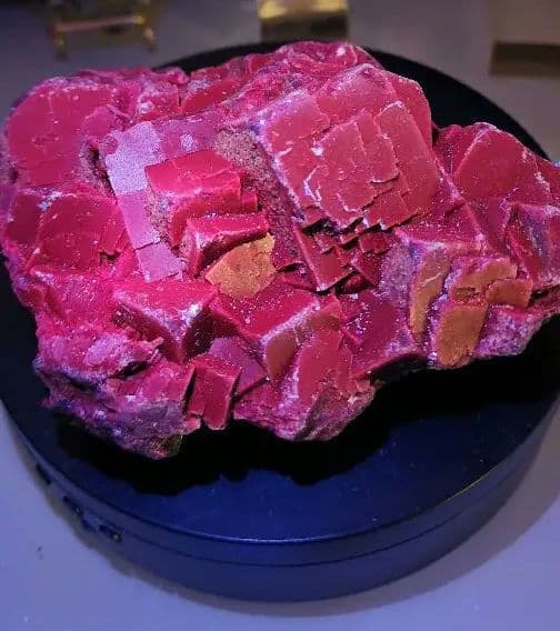 カナダの珍しい「ブラックローズ」蛍石