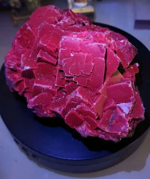 カナダの珍しい「ブラックローズ」蛍石