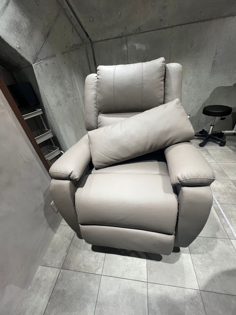 電動垂直昇降リクライニングチェア旧型 グレージュ&可動式ネイルテーブルのセット