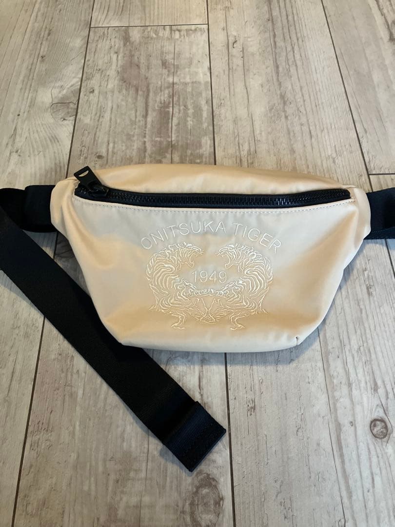 ONITSUKA TIGER /オニツカタイガー刺繍入ボディバッグ