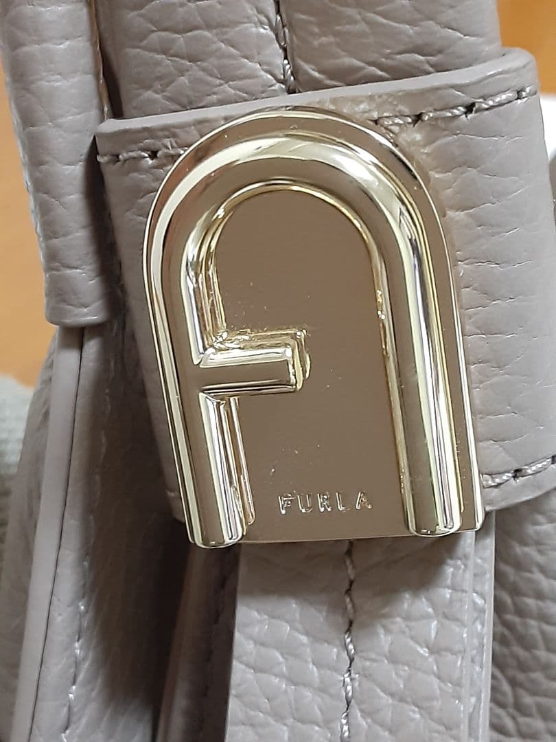 まーみんです。FURLA プラネータ　ミディアム　トープ