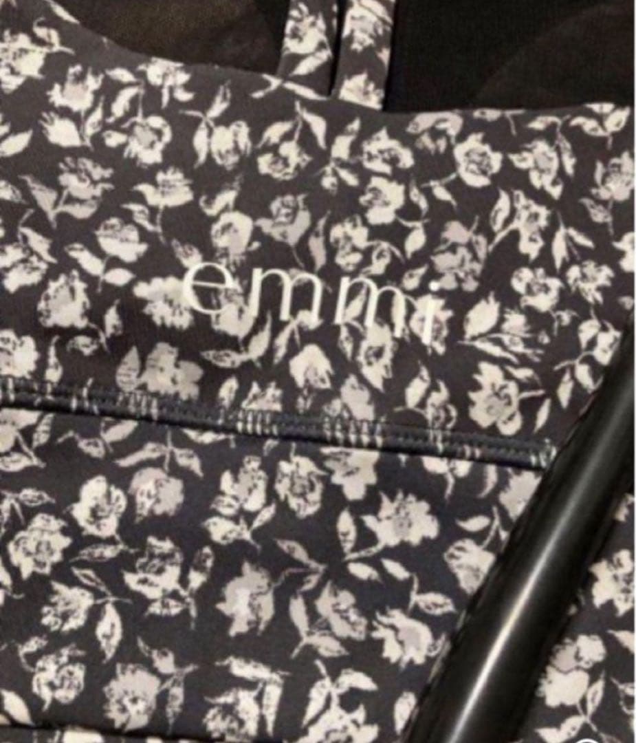 極美　emmi yoga エミヨガ　ヨガウェア　ブラック　花柄　バラ？　S