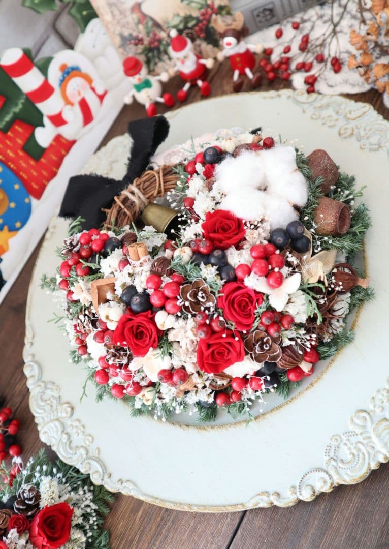 ドライフラワーꕤ︎︎赤いバラと木の実いっぱい Xmas 花籠リースꕤ壁飾り