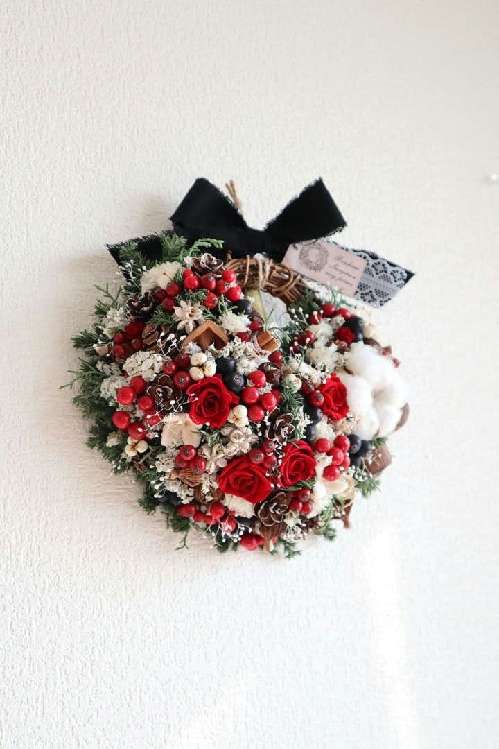 ドライフラワーꕤ︎︎赤いバラと木の実いっぱい Xmas 花籠リースꕤ壁飾り