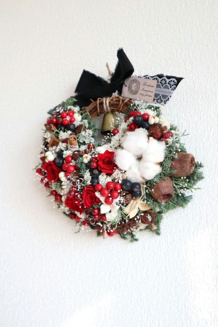 ドライフラワーꕤ︎︎赤いバラと木の実いっぱい Xmas 花籠リースꕤ壁飾り