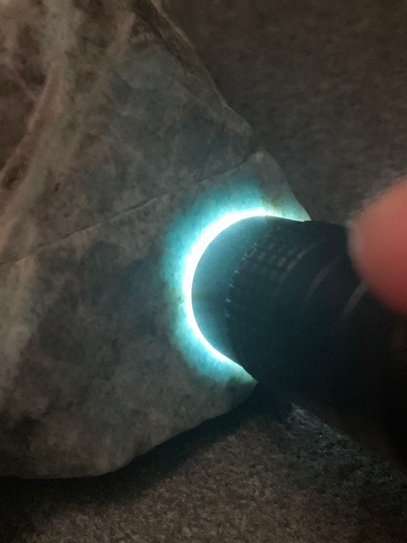 濃い青　糸魚川翡翠　入りコン沢原石　青ひすい　ヒスイ　国産鉱物　水石　根付　勾玉